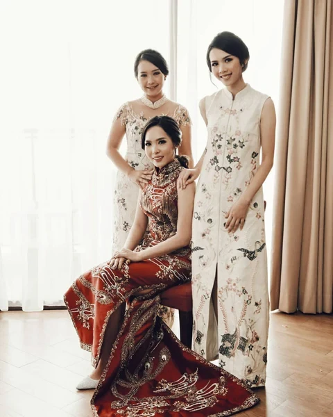 Source: https://eastmeetsdress.com/blogs/blog/50-modern-cheongsams-for-your-chinese-wedding-inspiration