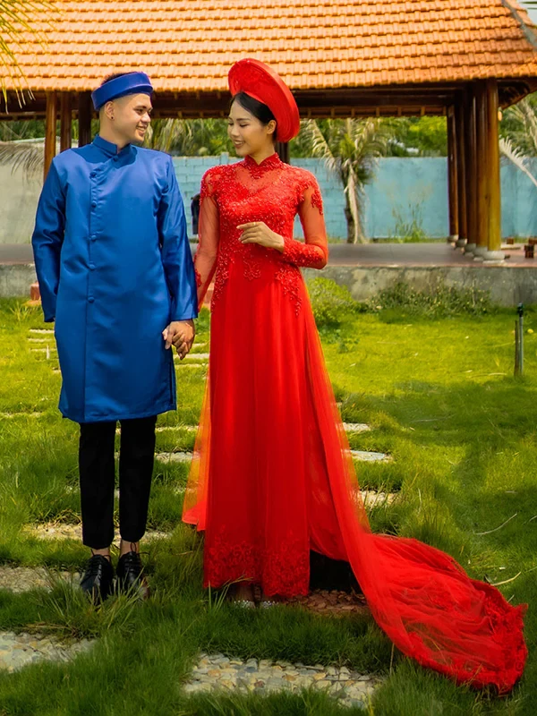 Source: https://www.aodaistyle.com/products/red-silk-womens-blue-silk-mens-wedding-couple-vietnamese-ao-dai