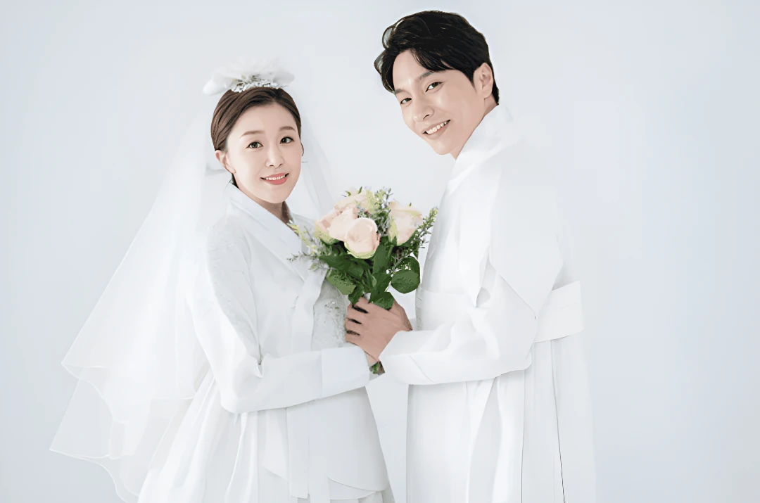 Wedding couple in hanbok. Source: https://www.shutterstock.com/image-photo/wedding-couple-wears-korean-traditional-dress-2670725545