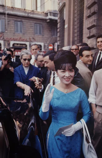 Source: https://www.aodaicosau.com/2020/05/ao-dai-tran-le-xuan.html