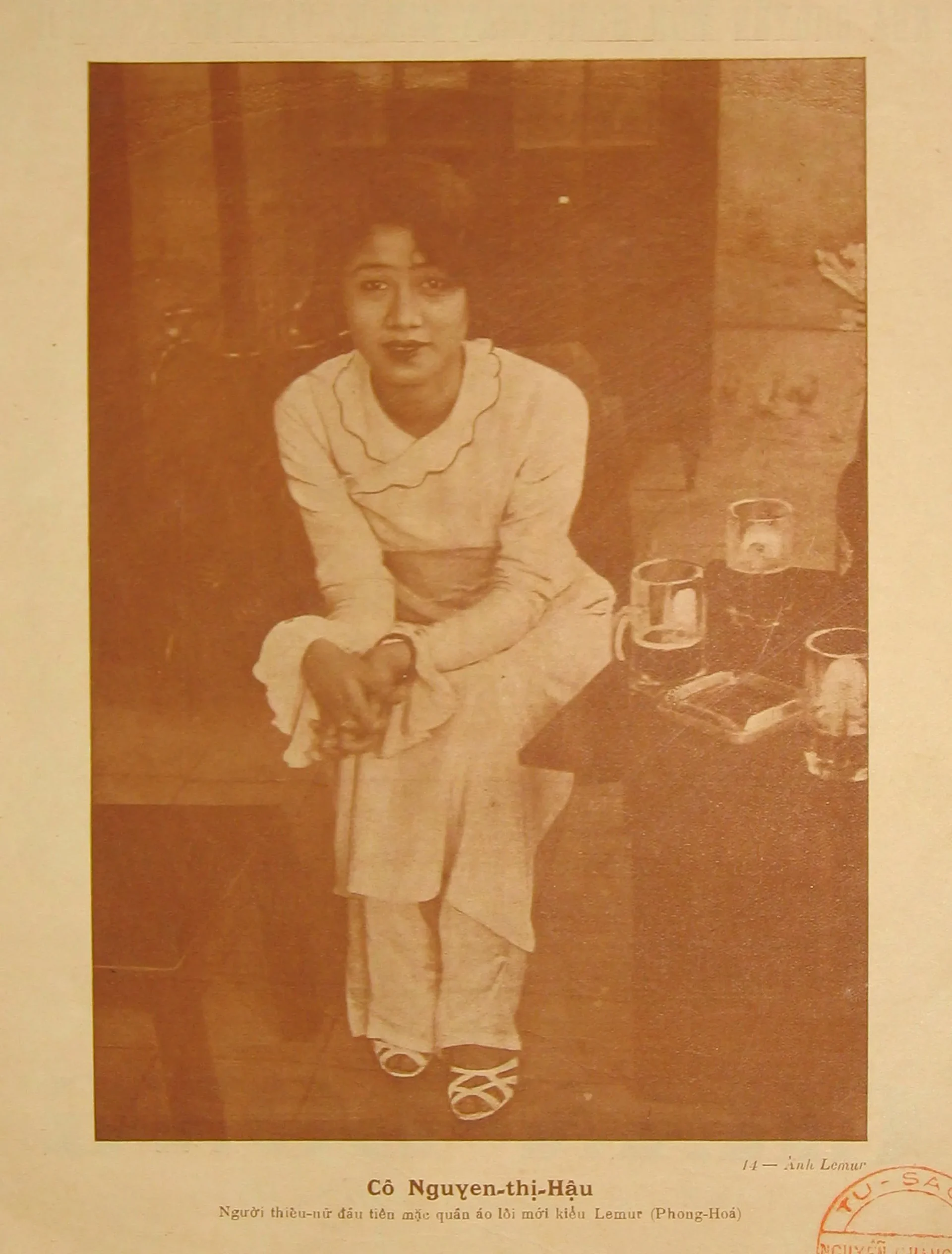 Source: https://saigoneer.com/saigon-culture/20901-the-wall,-a-costume,-and-a-nation-s-identity-how-the-first-%C3%A1o-d%C3%A0i-came-to-be