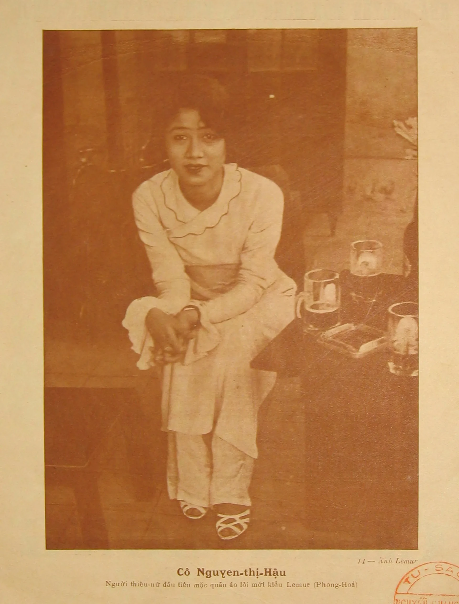 Source: https://saigoneer.com/saigon-culture/20901-the-wall,-a-costume,-and-a-nation-s-identity-how-the-first-%C3%A1o-d%C3%A0i-came-to-be