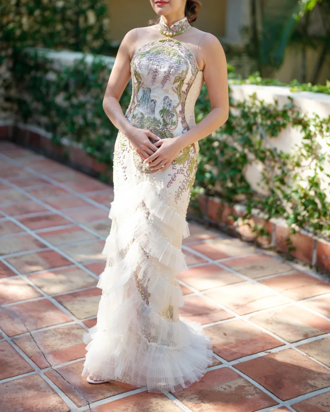 The landscape on the front of the dress resembles the bride’s family province.