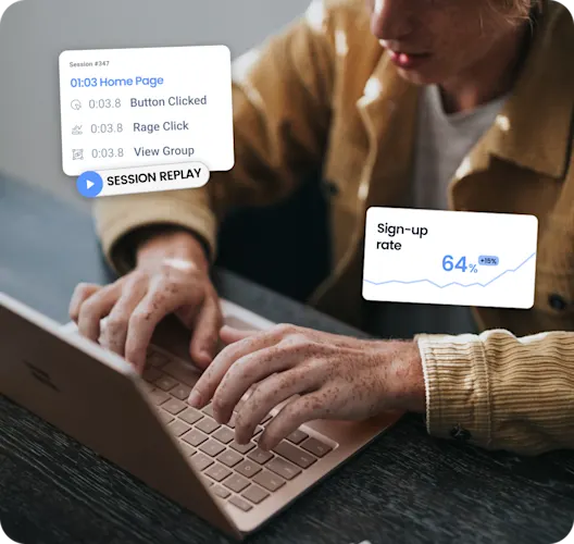 Persona trabajando en un portátil con una grabación de sesión de UXCam y una tarjeta de tasa de registro