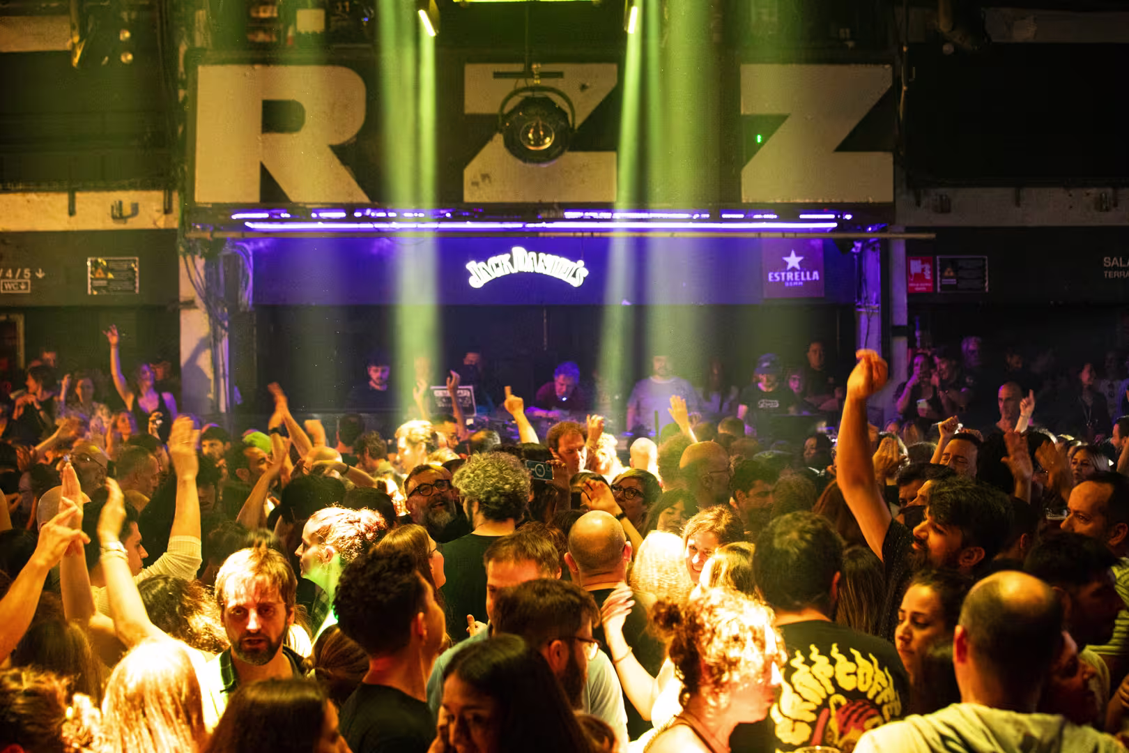 En Razzmatazz, la pista de baile, llena de energía mientras las luces y la música electrifican el ambiente, creando una experiencia única de fiesta.
