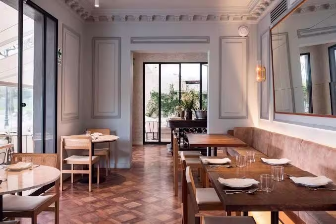 En la imagen se ve un bartender preparando dos tragos con Tanqueray Flor de Sevilla