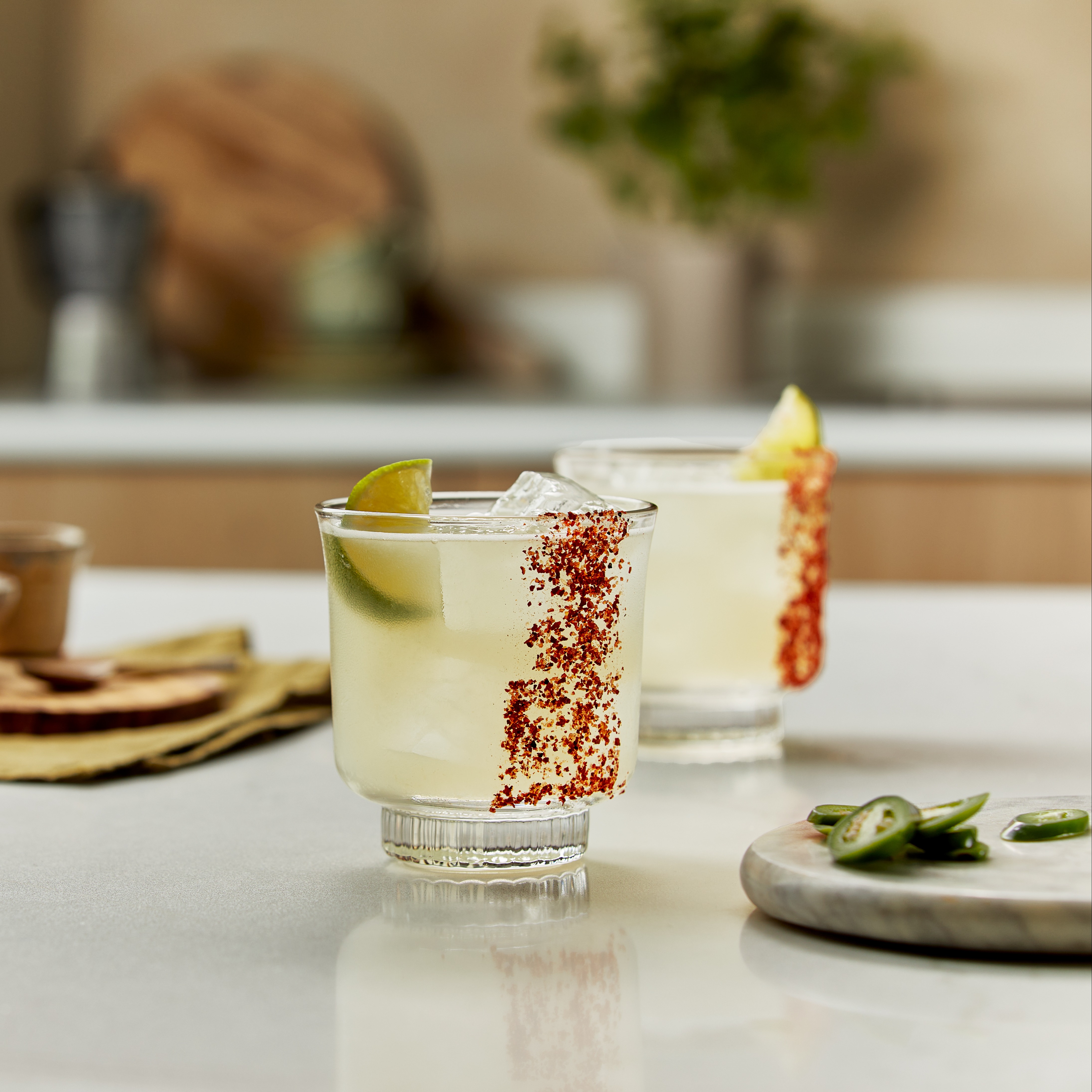 Fűszeres margarita jégpohárban, Tajin peremmel és lime ékkel díszítve.