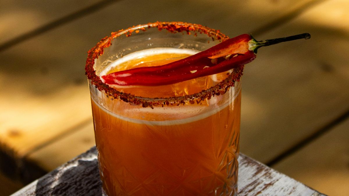 Hot Honey Cocktail Trend: How This Swicy Shift Is Reshaping Mixology_HeroImage_AltText