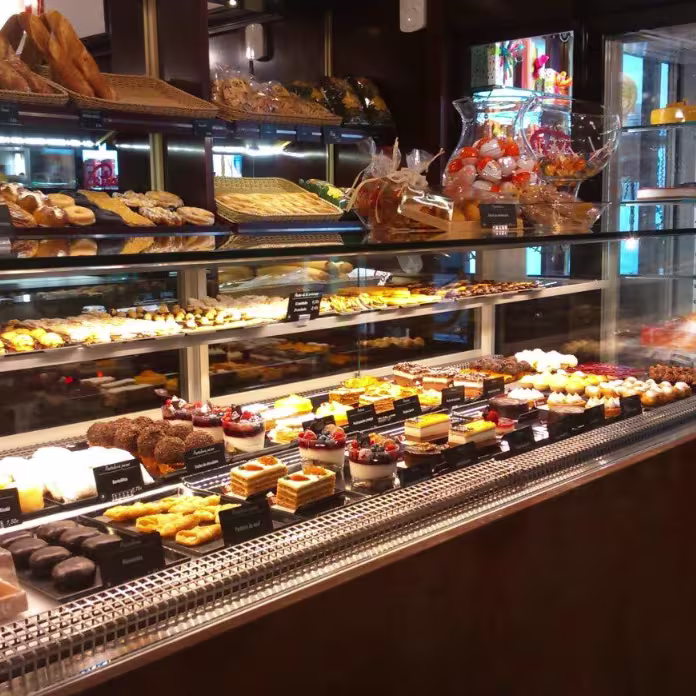 Vitrina de Viena Capellanes en la calle Alcalá repleta de pasteles, bollería y repostería tradicional presentada con esmero y variedad.