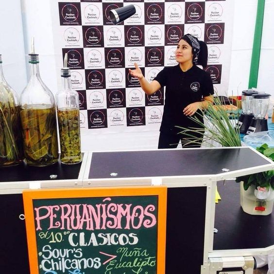 En la imagen de se a Esteffany agitando el vaso de coctelería en un puesto de tragos.