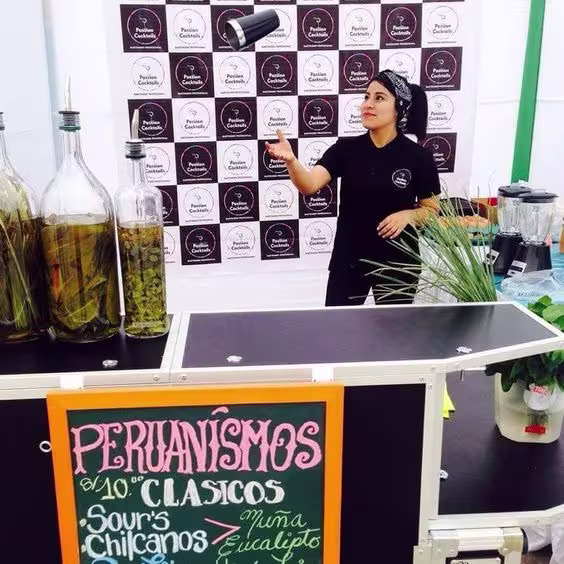 En la imagen de se a Esteffany agitando el vaso de coctelería en un puesto de tragos.