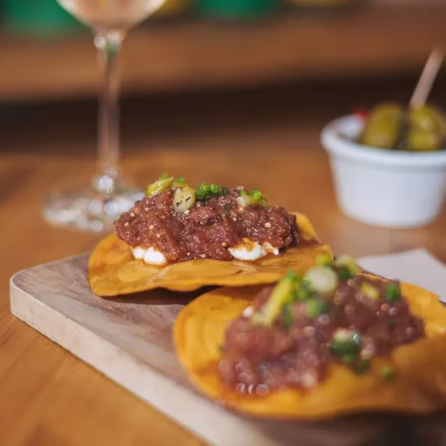 Tartar sobre totopos crujientes y vermut bien frío. El combo ganador de 4 Latas Tuset.
