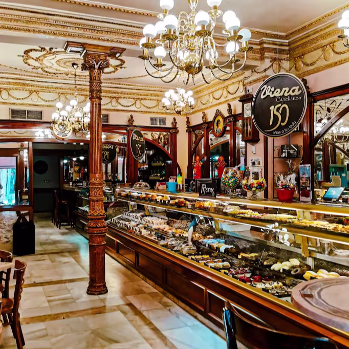Interior clásico de Viena Capellanes Goya, con vitrinas repletas de dulces y detalles dorados que celebran sus 150 años de historia.