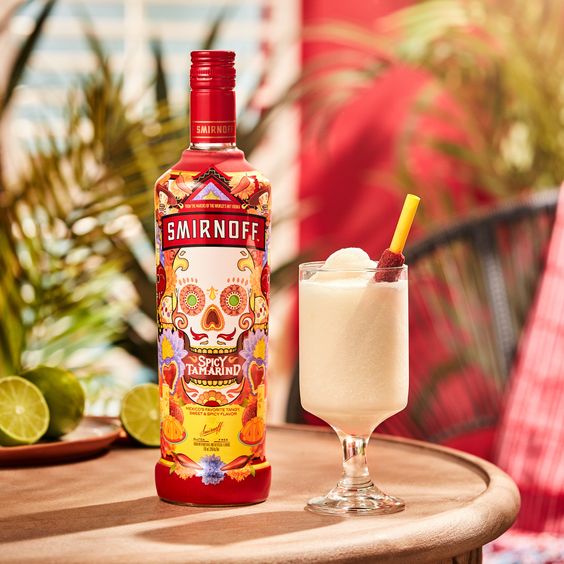 Imagen de un cóctel de Smirnoff Tamarind Colada