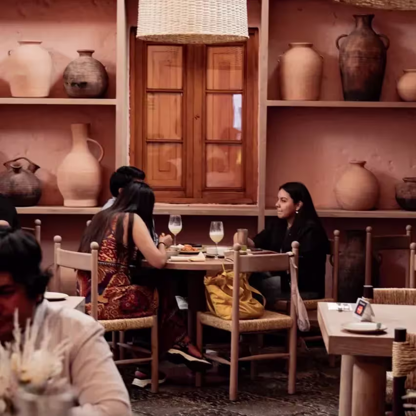 Personas comiendo en Chicha