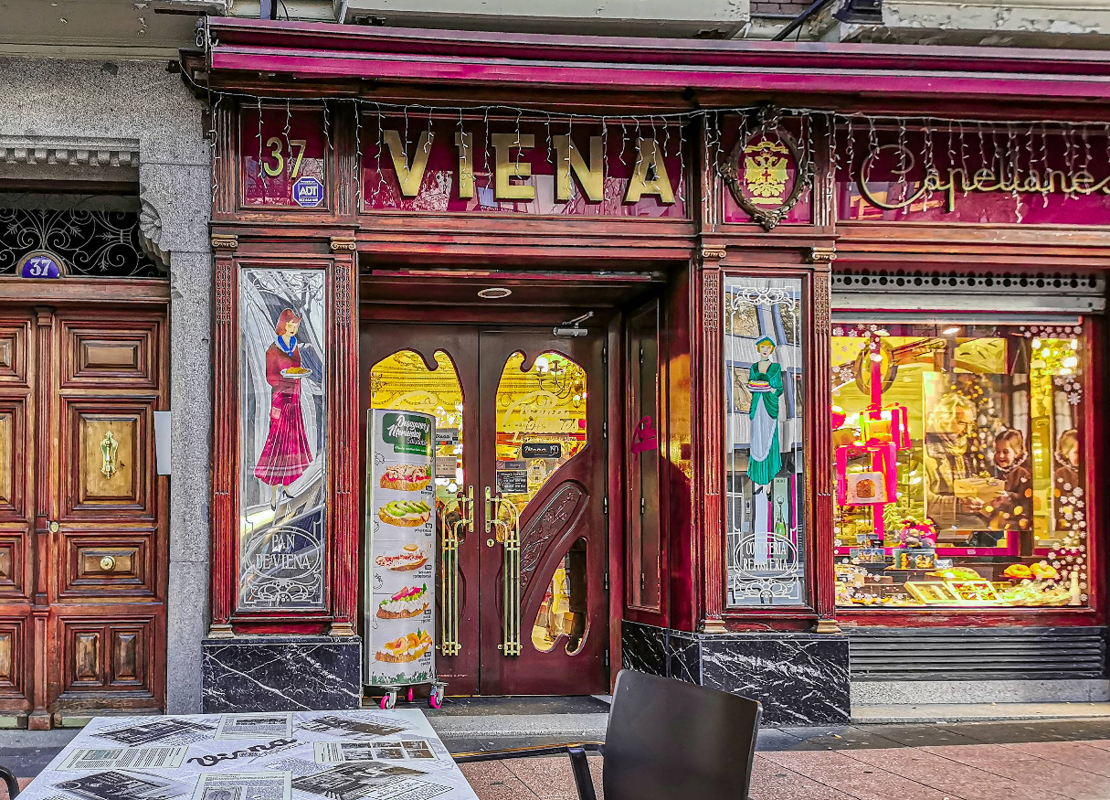 Fachada histórica de Viena Capellanes Goya, con vitrinas coloridas y detalles modernistas que invitan a entrar para disfrutar de sus exquisitos dulces 