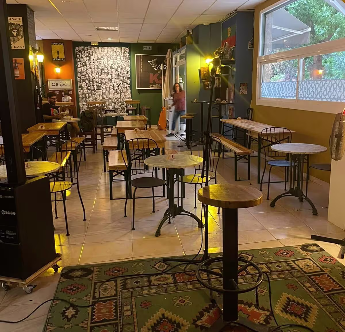 Kaf Café, un espacio cultural acogedor con mesas de madera, ambiente íntimo y una propuesta que combina café, arte y eventos en vivo.