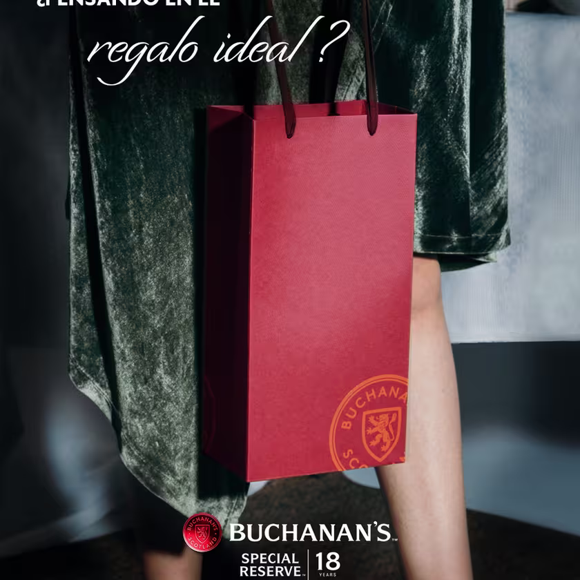 La imagen muestra a una persona con una bolsa que lleva el logo de Buchanan's, y en la parte superior, la frase: "¿Pensando en el regalo ideal?"