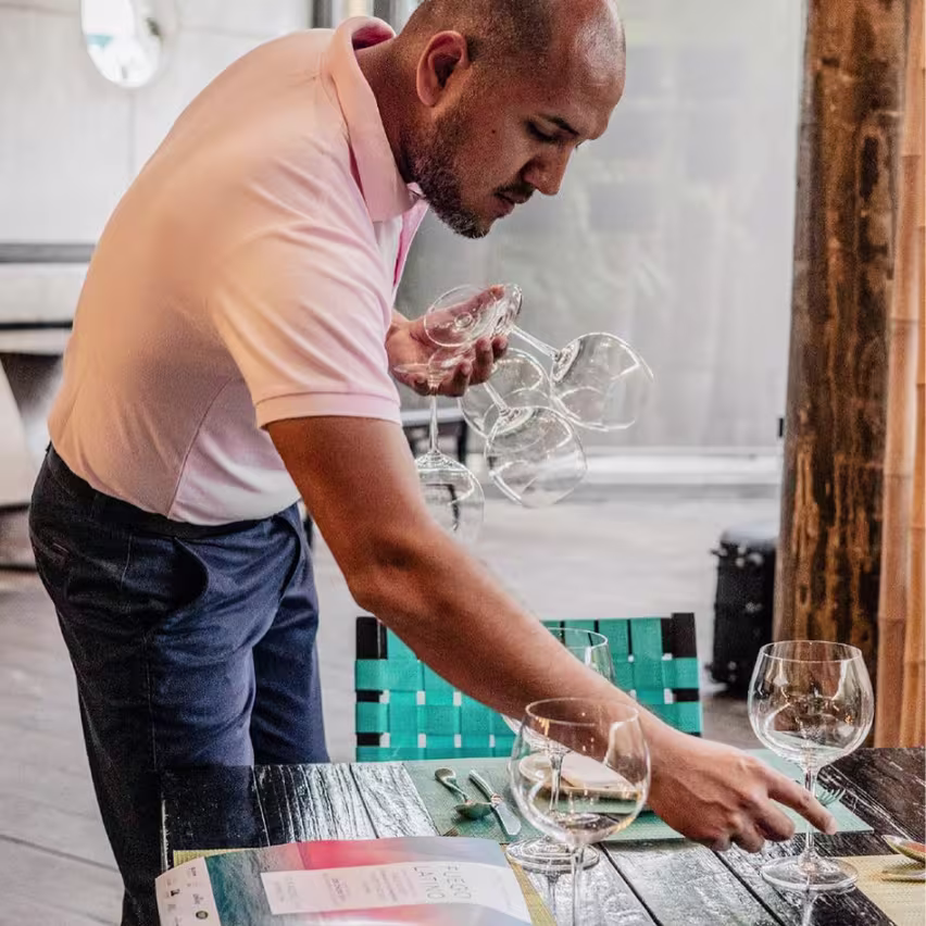 Mozo acomodando una mesa