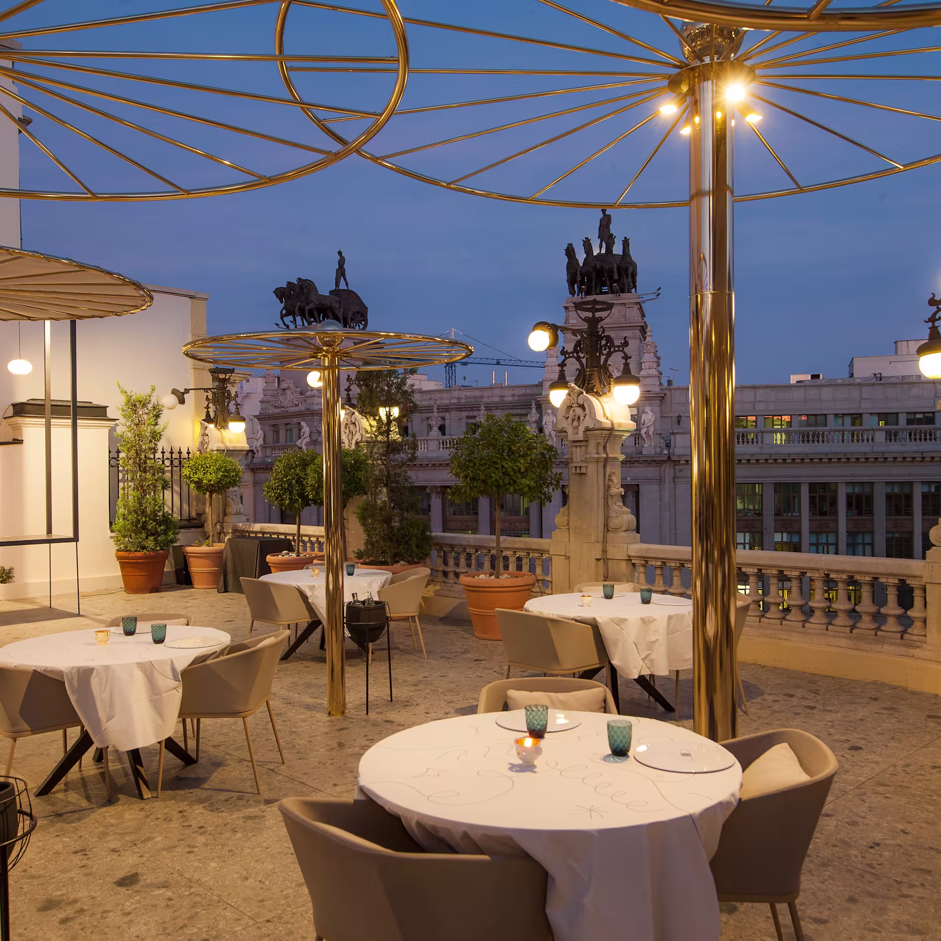 Elegante terraza de Terraza del Casino con vistas icónicas de Madrid, perfecta para cenas exclusivas bajo las estrellas.