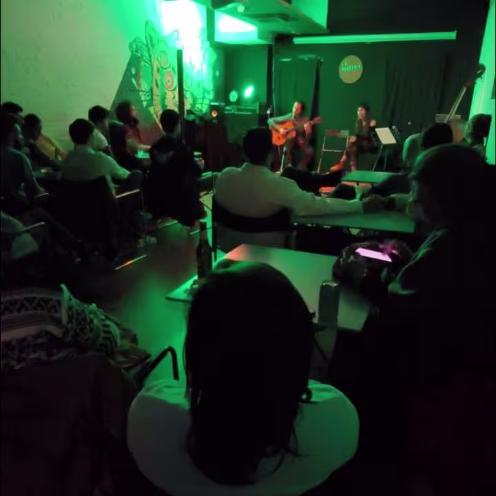 Conciertos íntimos, luces suaves y un ambiente acogedor: Parcería suena, vibra y se comparte en cada rincón.