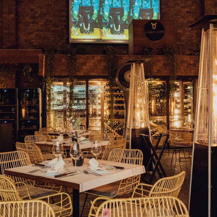 Foto de las mesas del restaurante "La cuadra de Salvador"