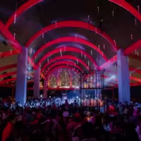 La imagen muestra una vista general de la fiesta.