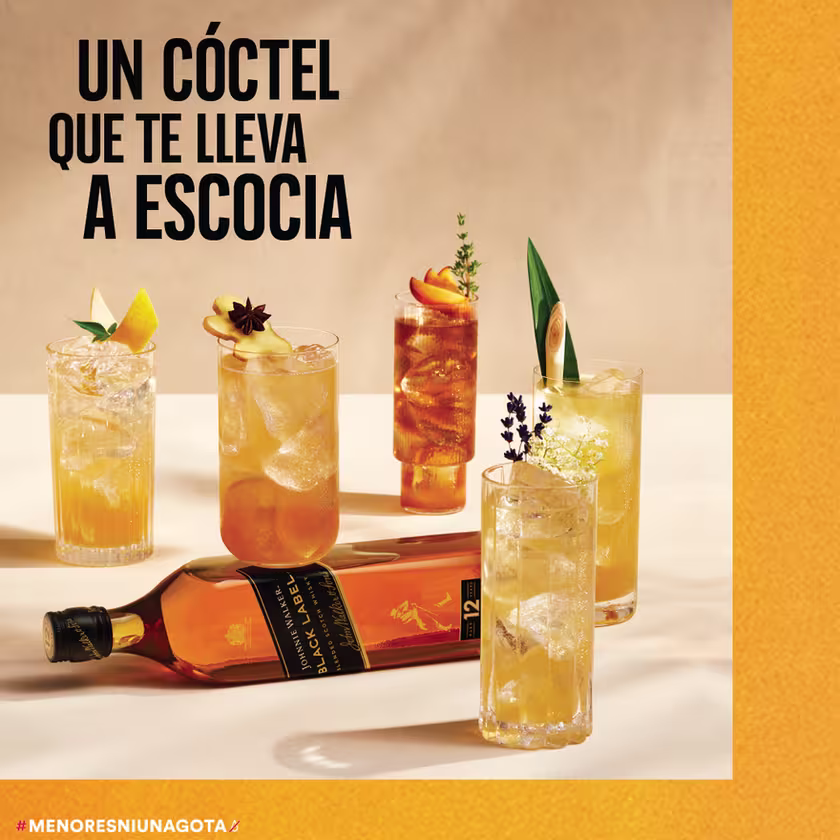 La imagen muestra la pieza promocional donde se puede leer la frase "Un cóctel que te lleva a Escocia" acompañado con la botella de whisky Johnnie Walker Black Label y cinco vasos con cócteles preparados con dicho destilado.
