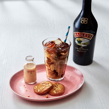 Un Baileys Iced Frappe servido con dos galletas