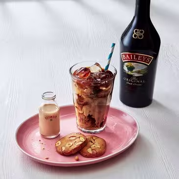 Un Baileys Iced Frappe servido con dos galletas