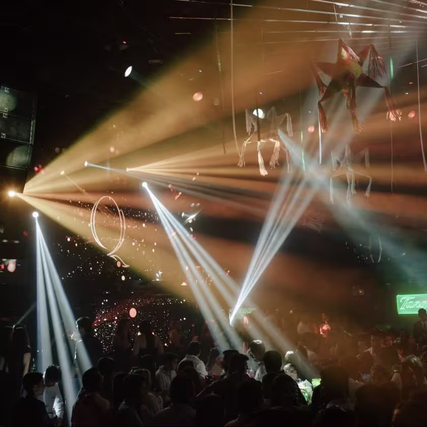 una discoteca repleta de personas y luces.