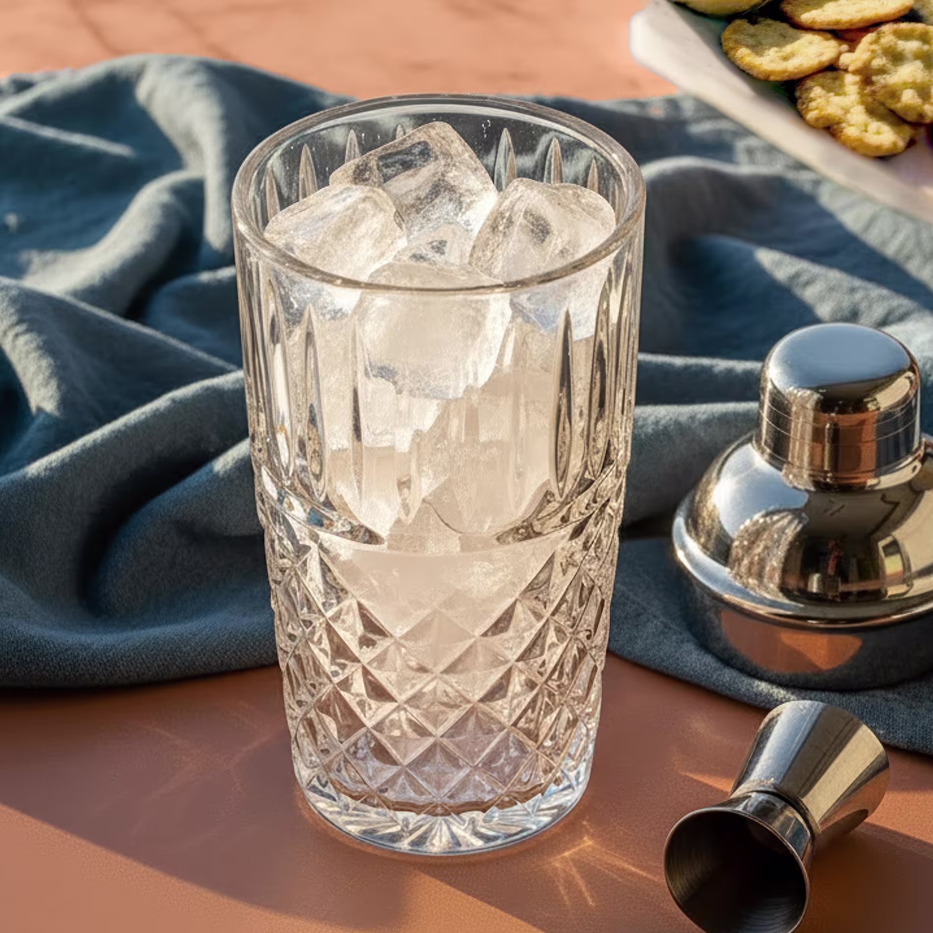 Kristályból vágott koktélkeverő jégkockákkal a belsejében