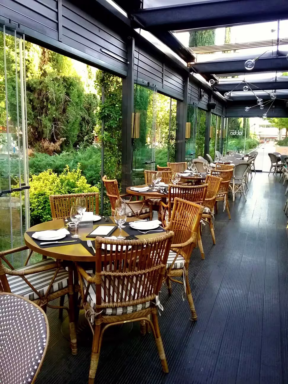 La terraza de Terraza Lobbo combina elegancia y naturaleza, ofreciendo un entorno rodeado de vegetación ideal para disfrutar de una experiencia única.