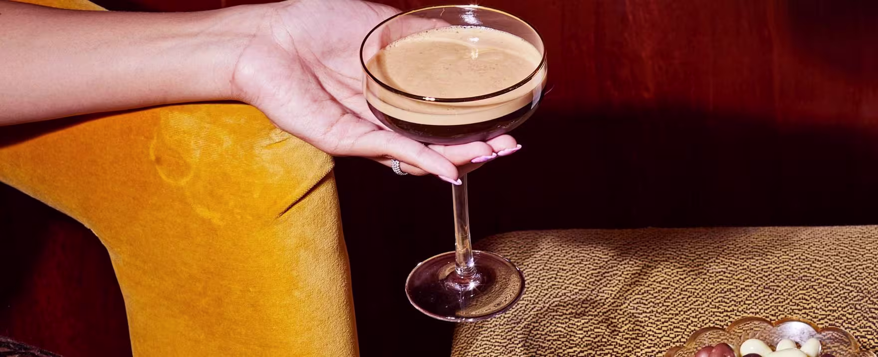 Femeie care ține un cocktail