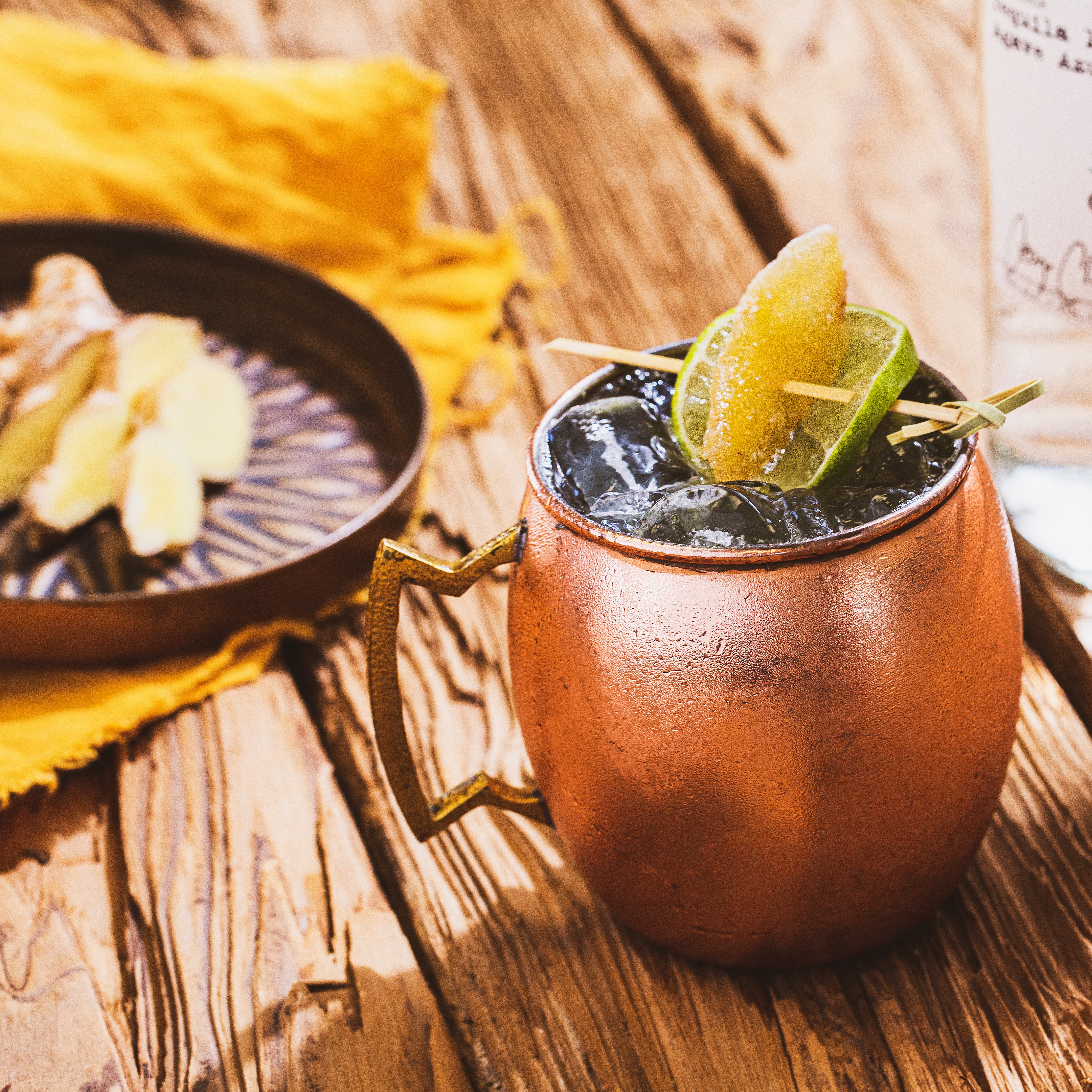Un cocktail mule într-o cană de cupru.