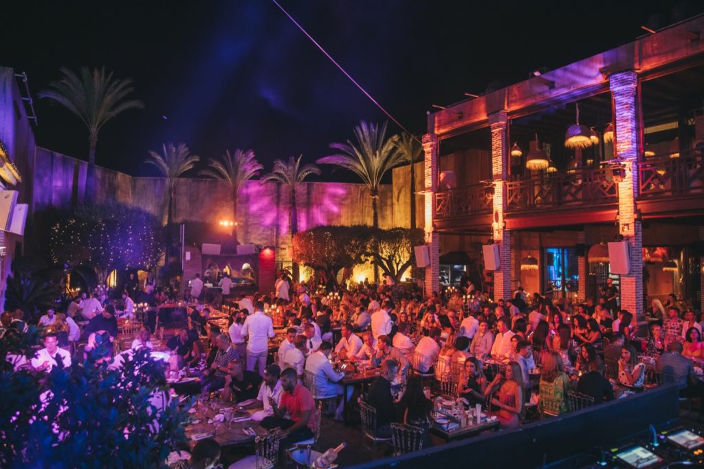 Olivia Valere combina glamour y entretenimiento en un ambiente exclusivo, donde la iluminación vibrante y la música crean noches inolvidables.