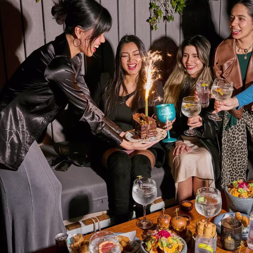 Grupo de amigas en Celeste bar