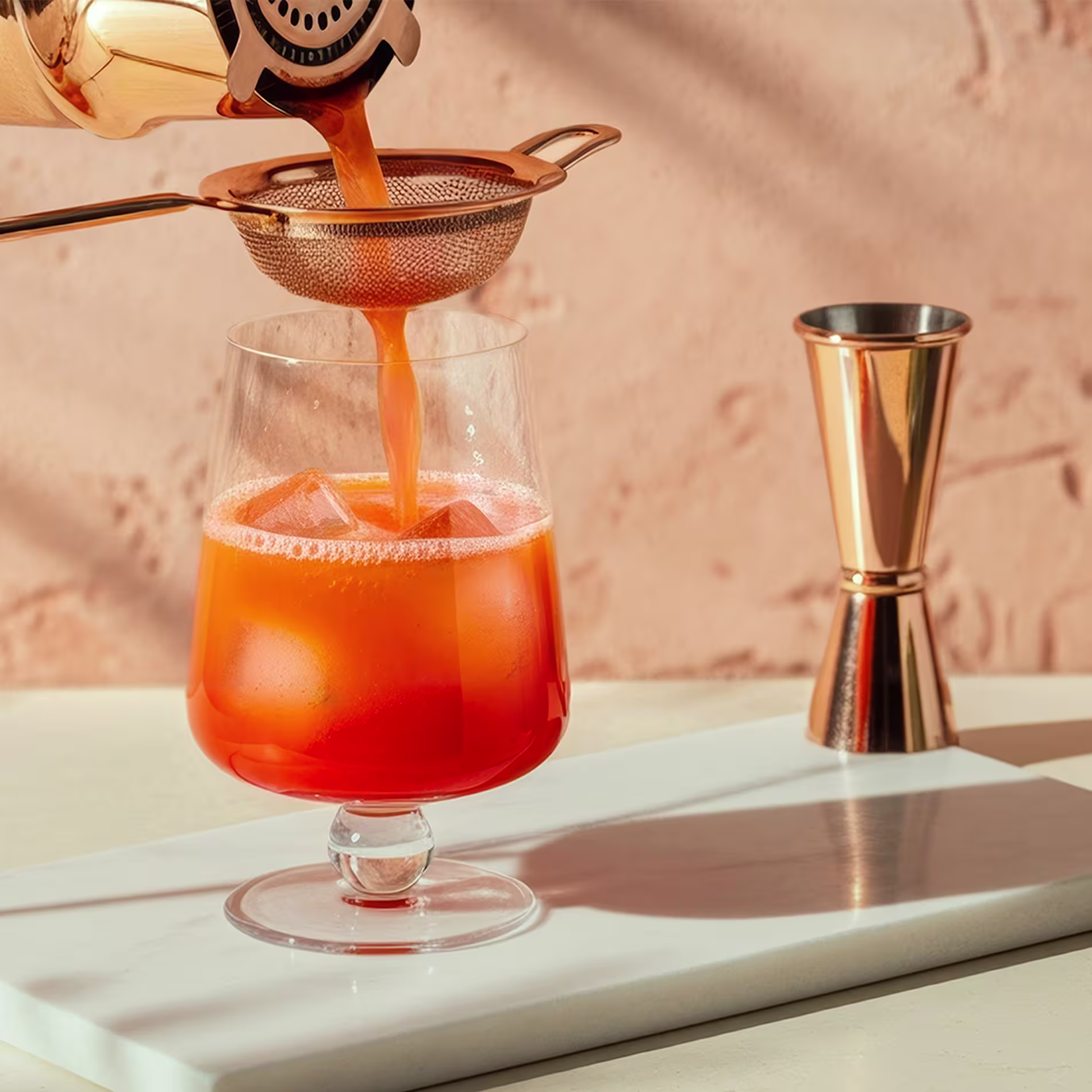 A Singapore Slinget egy pohárba szűrjük jégen.