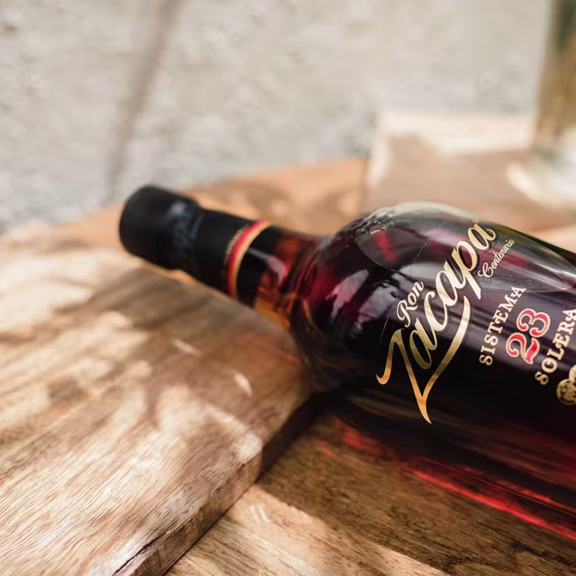 La imagen muestra una botella de ron Zacapa 23.