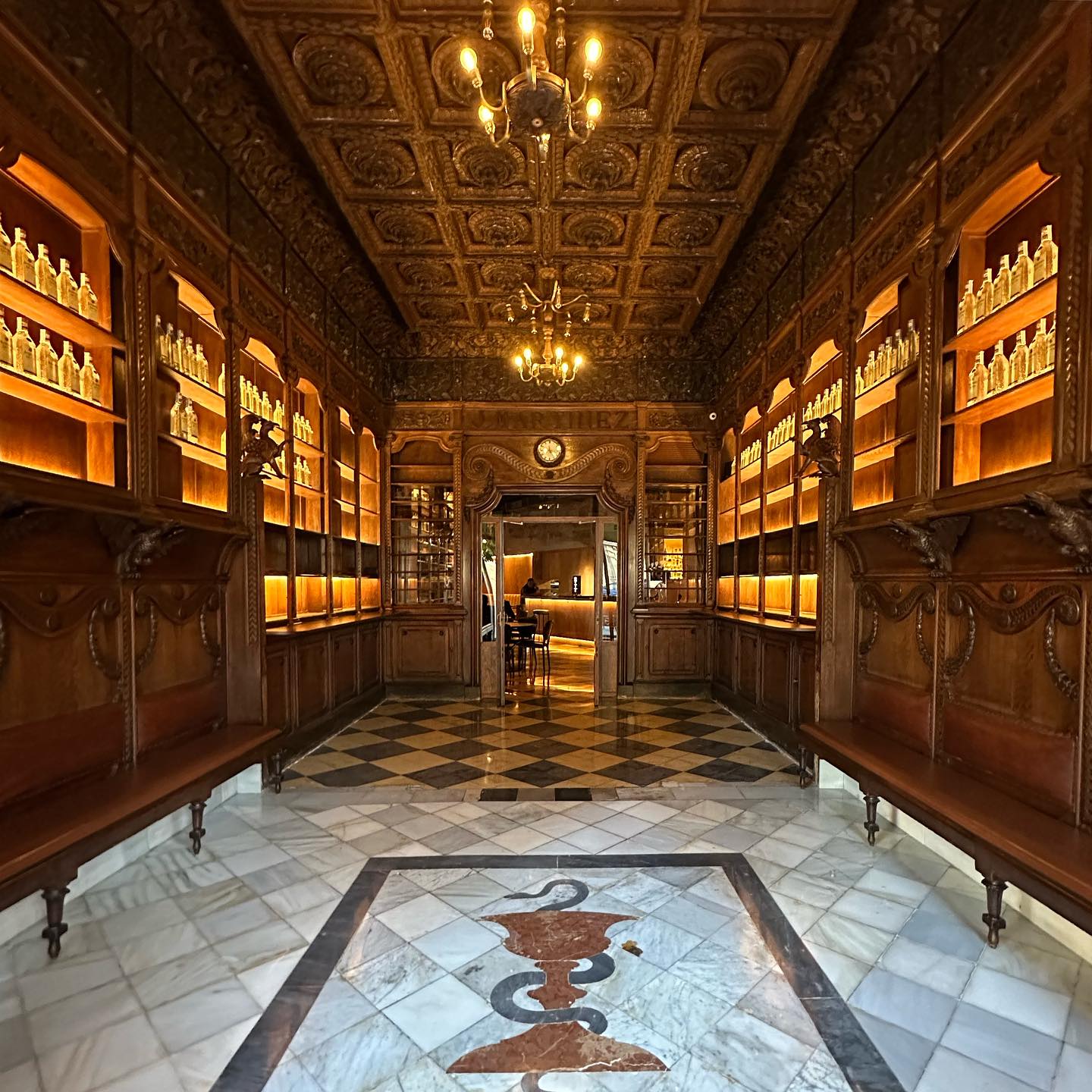 Una antigua botica convertida en coctelería de autor. Gran Martínez envuelve con su estética clásica, luz cálida y detalles artesanales que rinden homenaje al pasado.