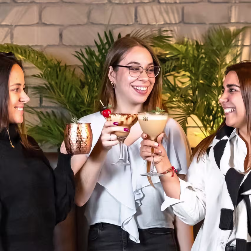 Tres personas bebiendo unos cocteles en La B Restaurante