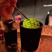 Bartender agregando un aditivo a un trago