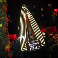 La imagen muestra la botella de Don Julio 1942.