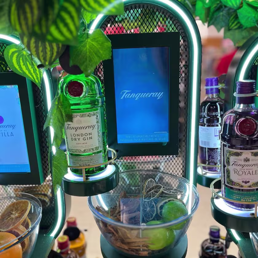 En la imagen se ve un detalle del stand de Tanqueray. una pantalla pequeña y la botella Tanqueray London Dry por delante.