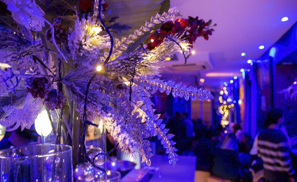 Mentiroso Café Bar de las Setas ofrece un ambiente mágico con decoración festiva e iluminación cálida, ideal para noches inolvidables en Sevilla.