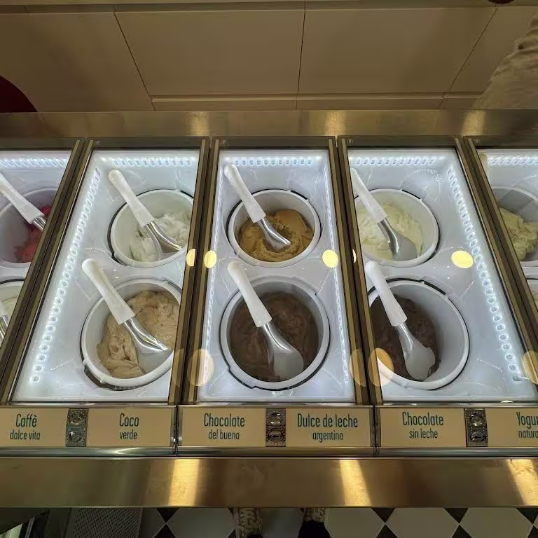 Detalle del expositor de Bibi e Bibò Majadahonda con sabores variados como dulce de leche, frambuesa o coco.