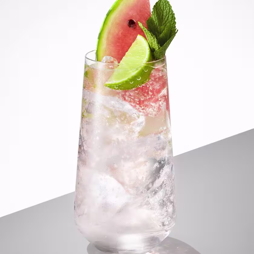 La imagen presenta un vaso con un cóctel preparado con Smirnoff Watermelon.