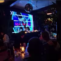 Bar de noche con DJ tocando