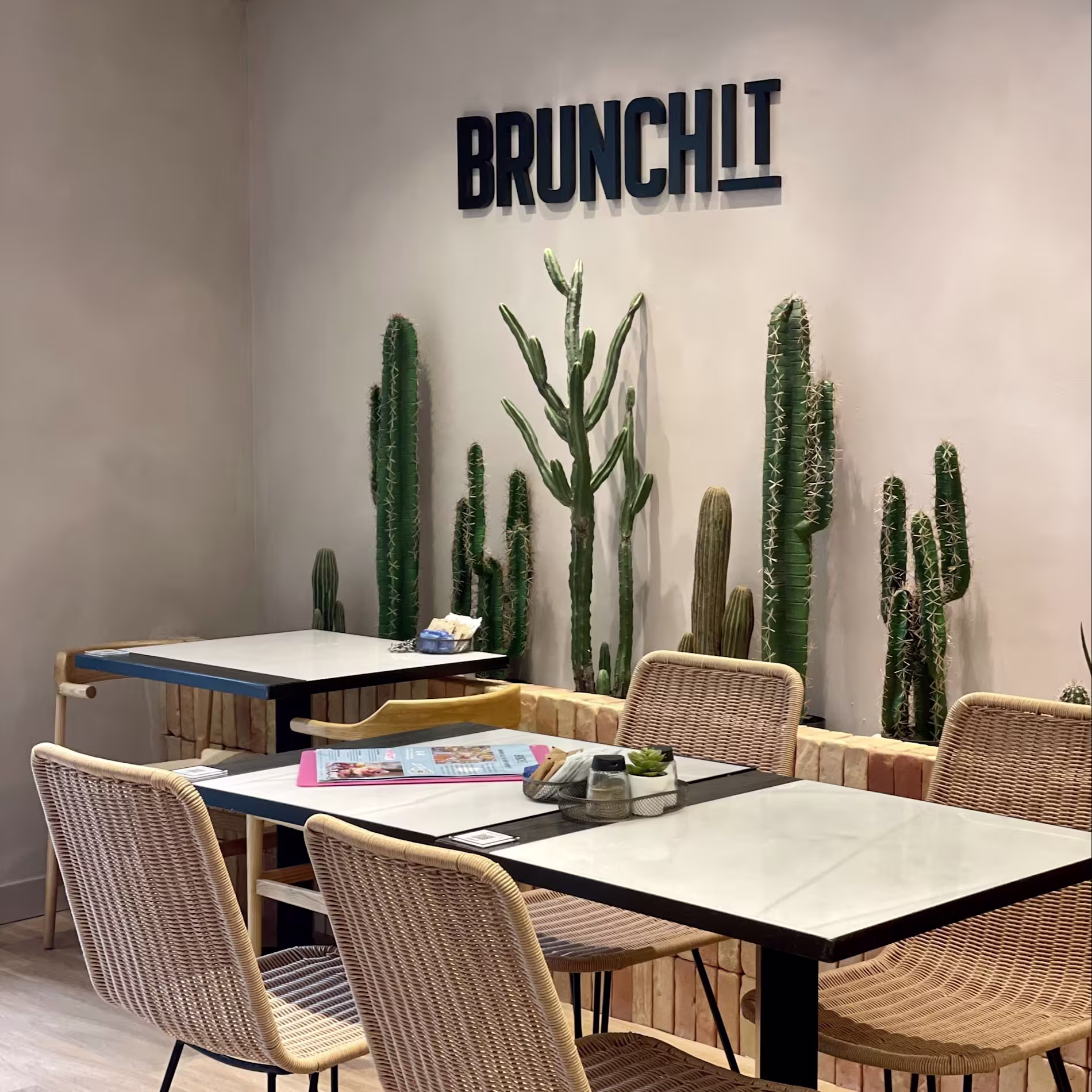 En Brunchit Alhóndiga, el diseño es tan fresco como su carta. Un rincón lleno de luz, cactus y buen brunch.