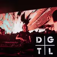 La imagen muestra un dj tocando en la fiesta DGTL